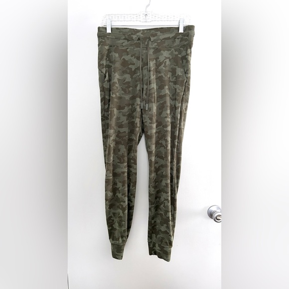 lululemon athletica Pants - Lululemon Camo Joggers Ready To Rulu Athleisure Lounge Size 8